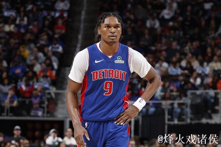 奥萨尔调整手感!全场6中3、罚球7中1揽下7分6板2失误 奥萨尔调整手感!全场6中3、罚球7中1揽下7分6板2失误