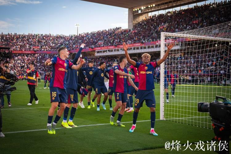 巴萨球迷高呼“阿隆索留下”,诺坎普胜局中展现嘲讽 巴萨球迷高呼“阿隆索留下”,诺坎普胜局中展现嘲讽